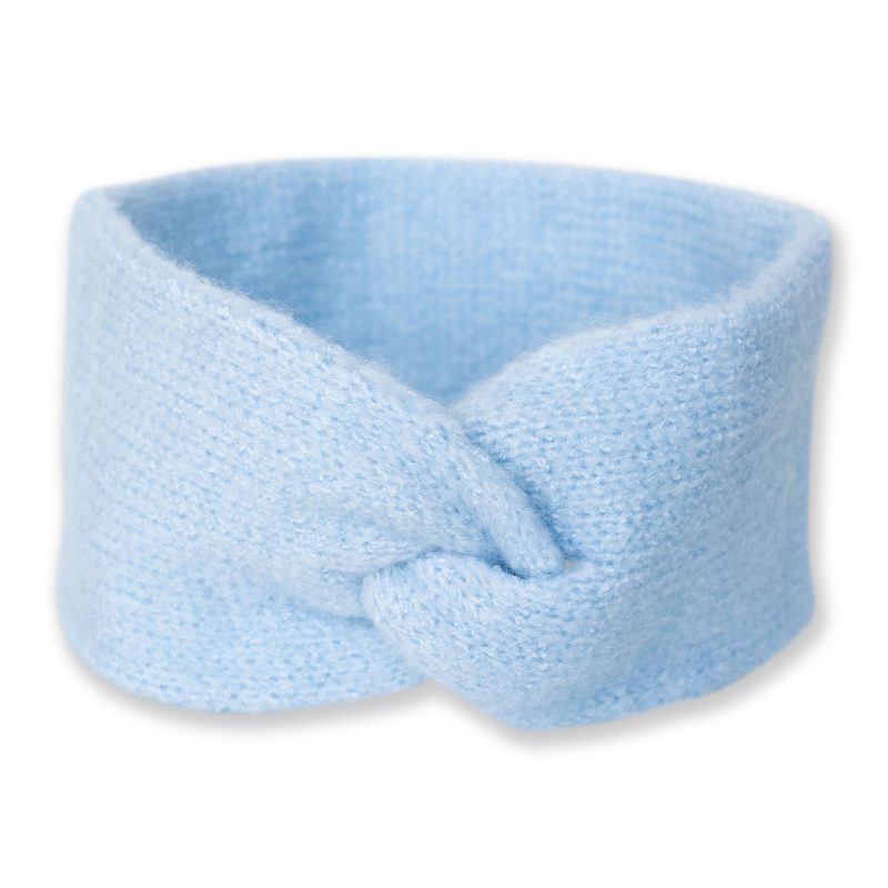 Hellblaues Stirnband aus Strickmaterial mit Twist-Detail vorne auf weißem Hintergrund