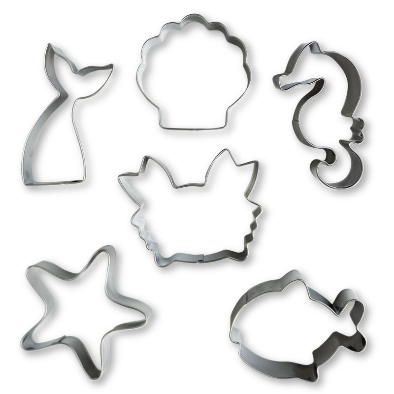 Sechs verschiedene Keksausstecher aus Metall in Form von einem Katzenprofil, einer Tulpe, einem Seepferdchen, einem Ahornblatt, einem Stern und einem Fisch auf weißem Hintergrund