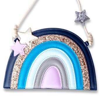 Modische Regenbogen-Glitzertasche mit Sternanhängern in Pastellfarben und weißem Trageband auf weißem Hintergrund