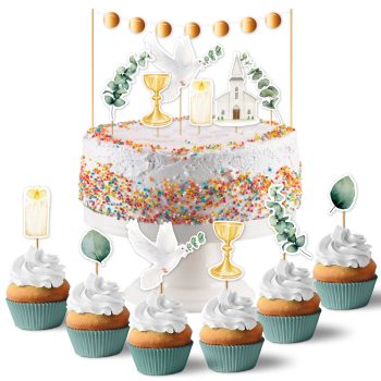 Weiße Torte mit bunten Streuseln und religiösen Motiven als Topper darunter Cupcakes mit weißem Frosting und thematisch passenden Dekorationen für eine Erstkommunion.