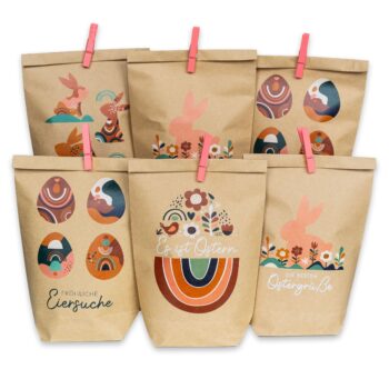 Sechs braune Papiertüten mit Osterdesigns wie Hasen und Eiern verziert
