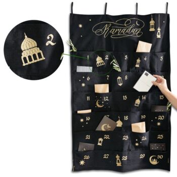 Ramadan Adventskalender in Schwarz mit goldener Stickerei, Taschen für jeden Tag und eingelegten Karten, Hand platzierend Karte in Tasche