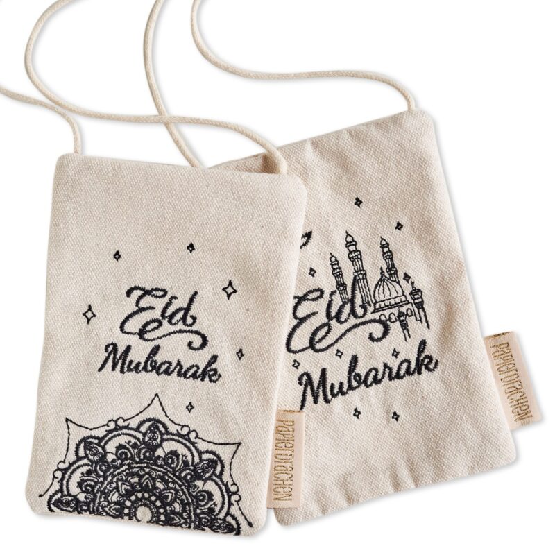 Zwei beige Säckchen mit "Eid Mubarak" Schriftzug und dekorativen Elementen, verziert mit Moscheen und Mandalas, um das Fest des Fastenbrechens zu feiern