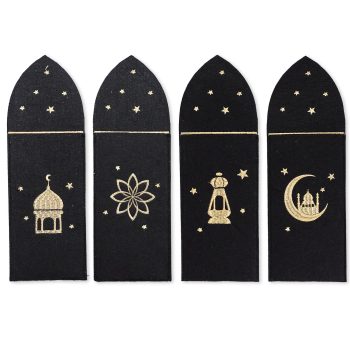 Vier schwarze Lesezeichen mit goldener Stickerei, darstellend eine Moschee, eine Blume, eine Laterne und einen Mond mit Moschee, auf weißem Hintergrund