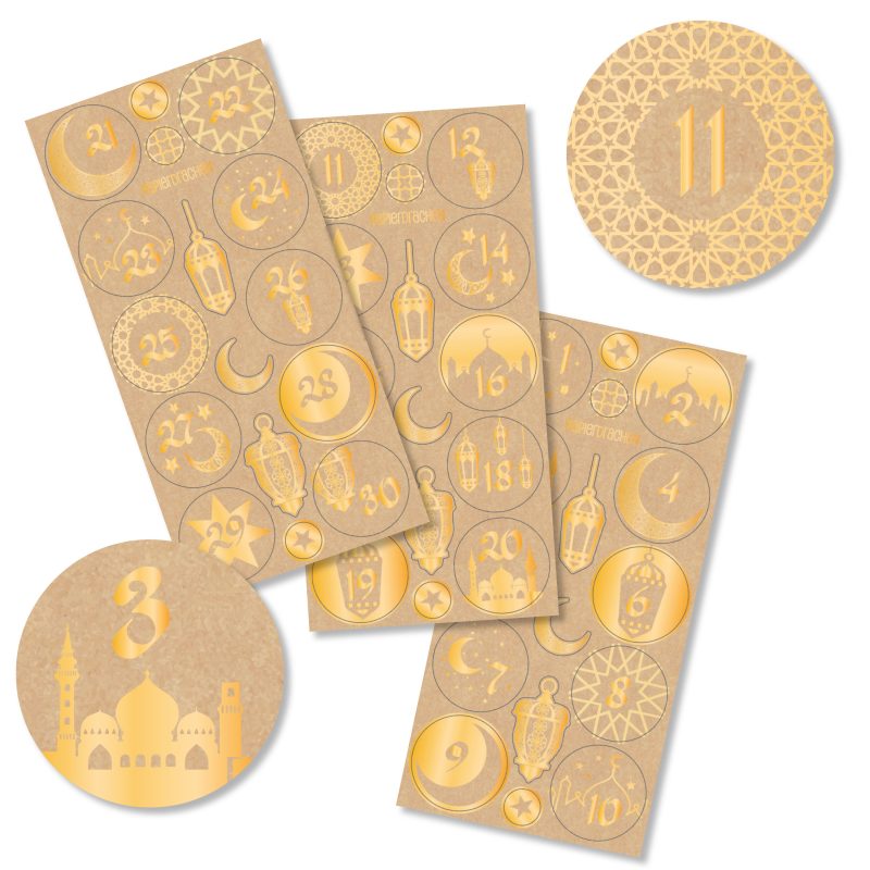 Verschiedene runde und rechteckige goldene Ramadan-Sticker mit Zahlen und Symbolen wie Mond, Sterne, Laterne und Moschee für Kalender oder Dekoration