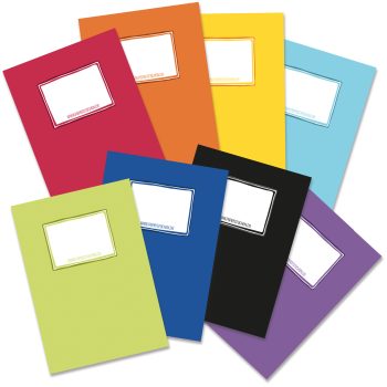 Verschiedenfarbige Heftumschläge mit weißen Etikettenfeldern zur Beschriftung und Webadresse auf jedem Etikett verteilt auf weißem Hintergrund