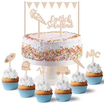 Einschulungstorte mit bunter Zuckerstreusel-Dekoration und der Aufschrift Endlich Schulkind sowie Cupcakes mit Topping und Schultüten Schulbus ABC und Zahlen Steckern als Dekoration für eine Einschulungsfeier