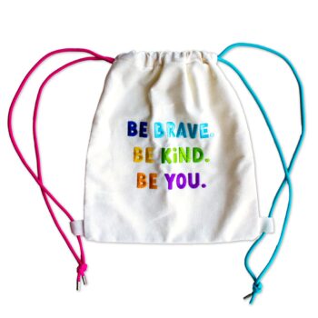 Weißer Turnbeutel mit buntem Spruch Be Brave Be Kind Be You