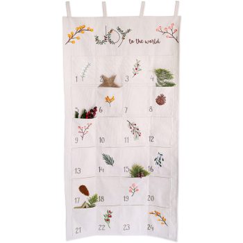 Adventskalender aus Stoff mit 24 nummerierten Taschen dekoriert mit weihnachtlichen Motiven und Stickereien, befüllt mit kleinen Zweigen und Deko-Elementen