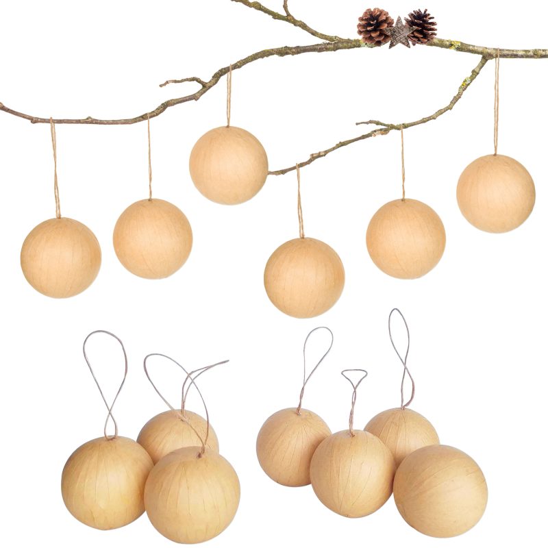Holzkugeln als Weihnachtsbaumschmuck, aufgehängt an einem Ast mit Zapfen und einige mit Schnüren zum Befestigen darunter arrangiert